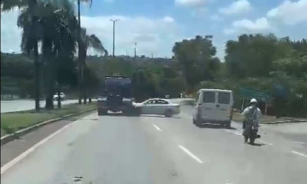 Carro foi atingido na lateral pelo caminhão e rodou na pista -  (crédito: Reprodução/Redes sociais)