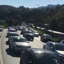 Cratera no Belvedere: trânsito fica congestionado mesmo com liberação parcial de avenida - Edesio Ferreira/EM/D.A Press