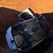 Motorista avança sobre obra e cai em vala de 4 metros com veículo - Divulgação/CBMG