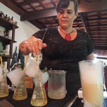 Alquimista transforma cachaça em drinks comestíveis em ritual em Minas - Carlos Altman/EM