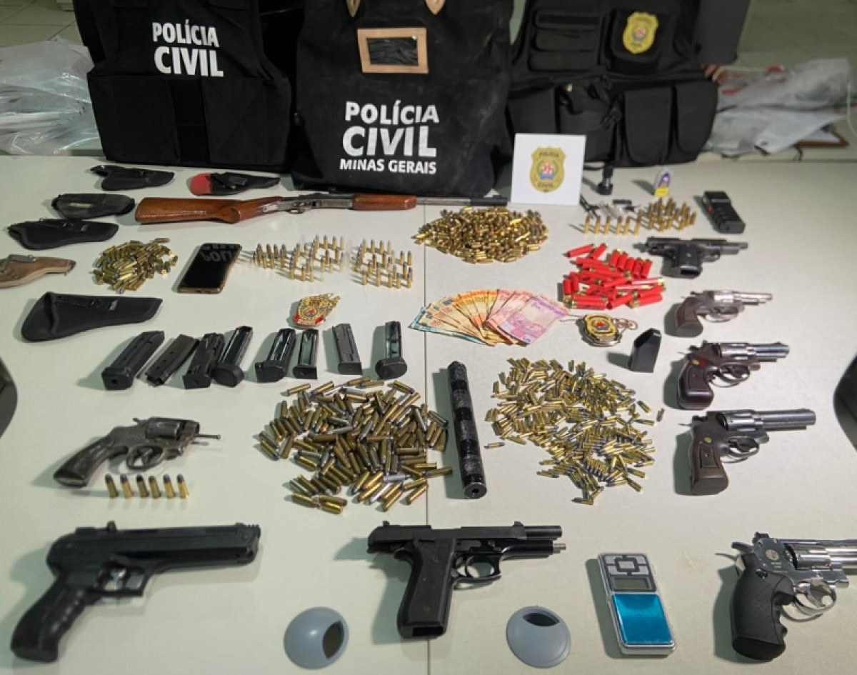 Quadrilha especializada em venda de armas é alvo de operação em Minas