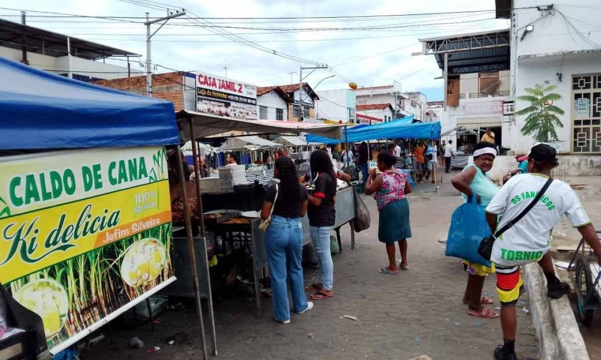 Os moradores de Araçuaí vivem 'acostumados' com os termômetros nas alturas, e, hoje, o céu permaneceu parcialmente nublado o que amenizou o 'calorão' -  (crédito: Sérgio Vasconcelos/Gazeta de Araçuaí)