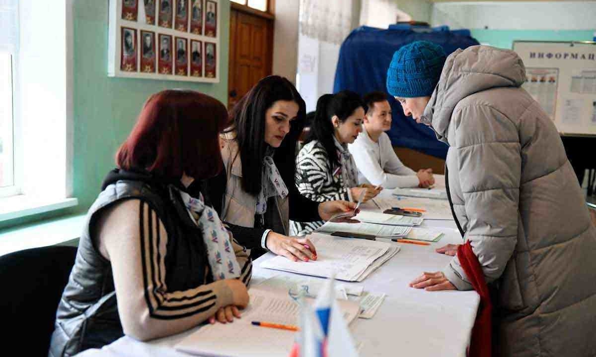 Votação na cidade de Donetsk, que fica na Ucrânia mas é controlada pela rússia -  (crédito: STRINGER / AFP)