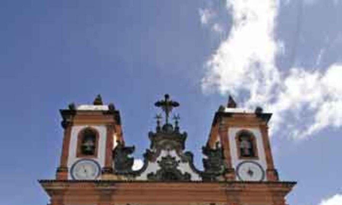 Na Igreja Nossa Senhora do Carmo, estandartes característicos adornam fachada histórica -  (crédito: EDÉSIO FERREIRA/EM/D.A PRESS)
