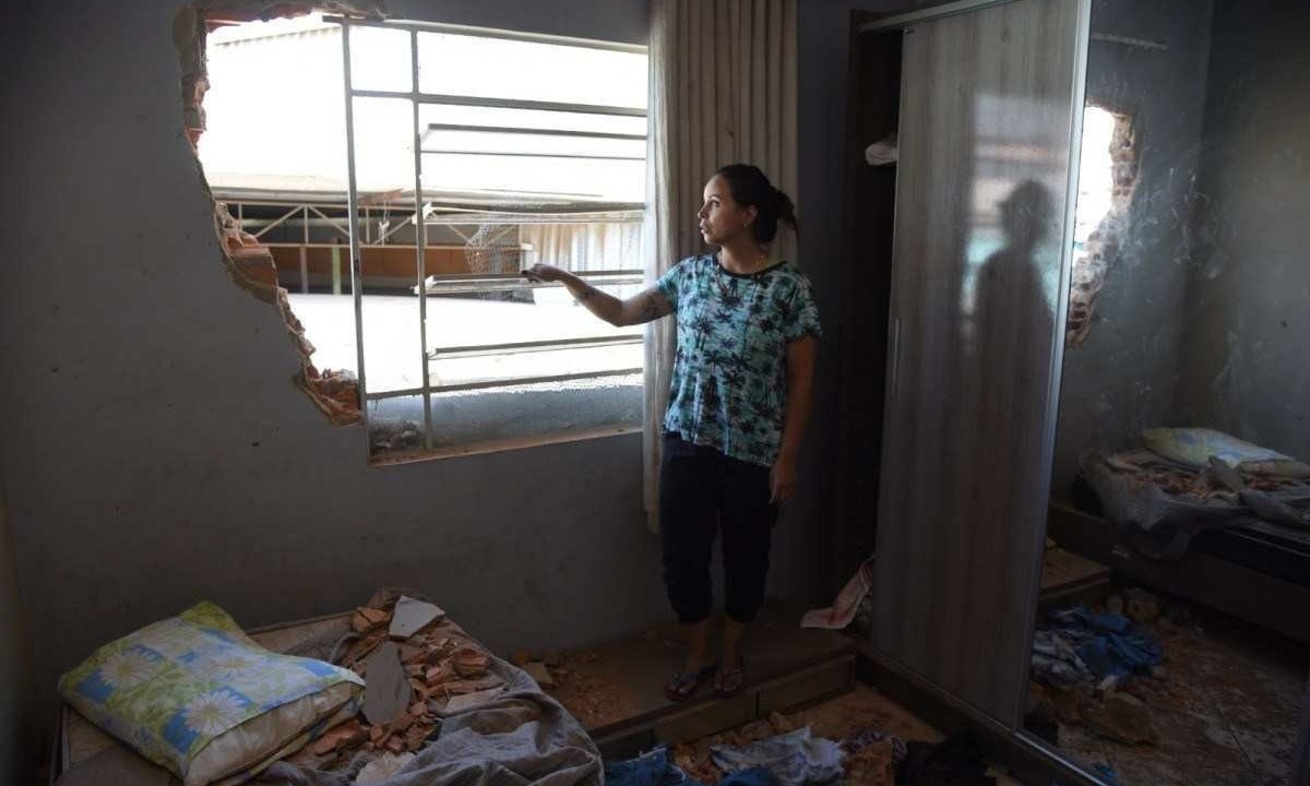 Vitoria Ferreira, 33, conta que teve ajuda de vizinhos, que quebraram a parede ao lado de uma janela para se salvarem