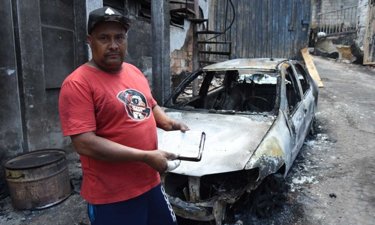  Josue Rocha Filho, 44, conta que achou a Biblia intacta dentro do carro que foi totalmente destruido