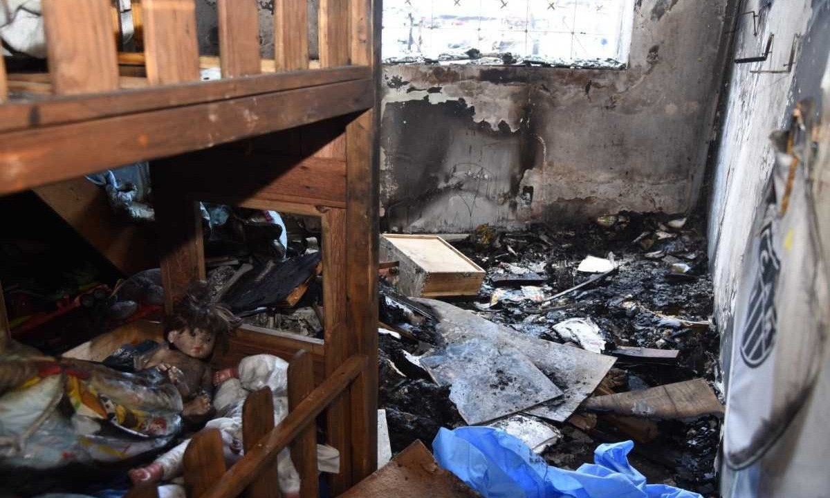 Fogo que se alastrou a partir do incêndio de caminhão no Anel Rodoviário deixou rastro de destruição na casa de Ana Paula e Said
