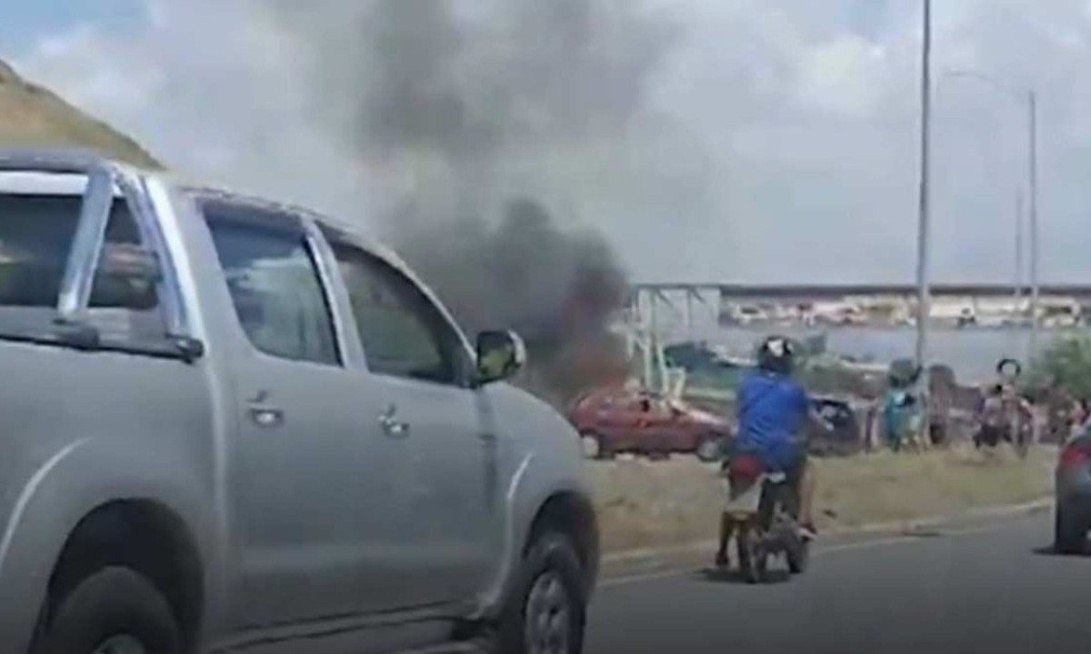 Moradores fecharam a MG-010 em protesto -  (crédito: Reprodução/Redes sociais)