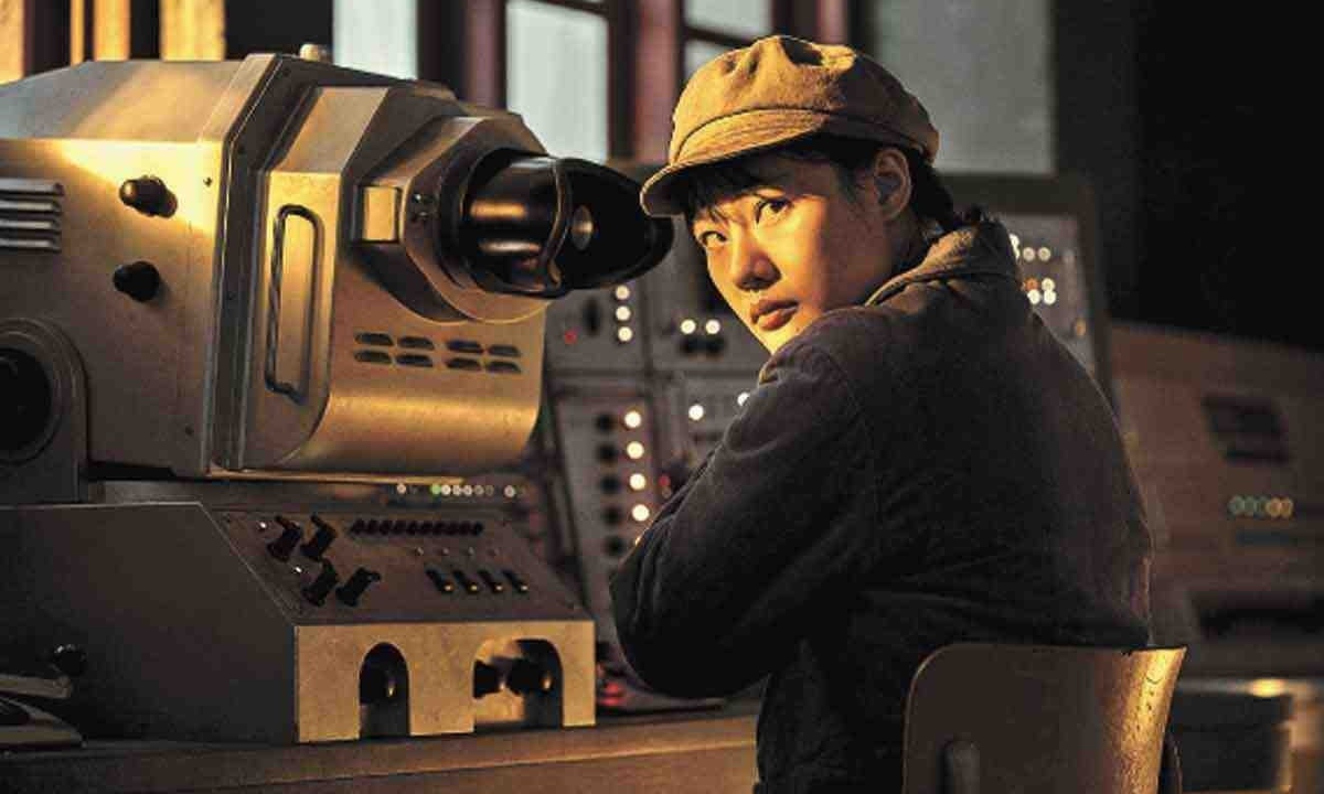 Zine Tseng faz o papel da jovem astrofísica chinesa Ye Wenjie, envolvida com fenômenos paranormais que intrigam os cientistas. Enredo foi criado durante a pandemia -  (crédito: Netflix/reprodução)