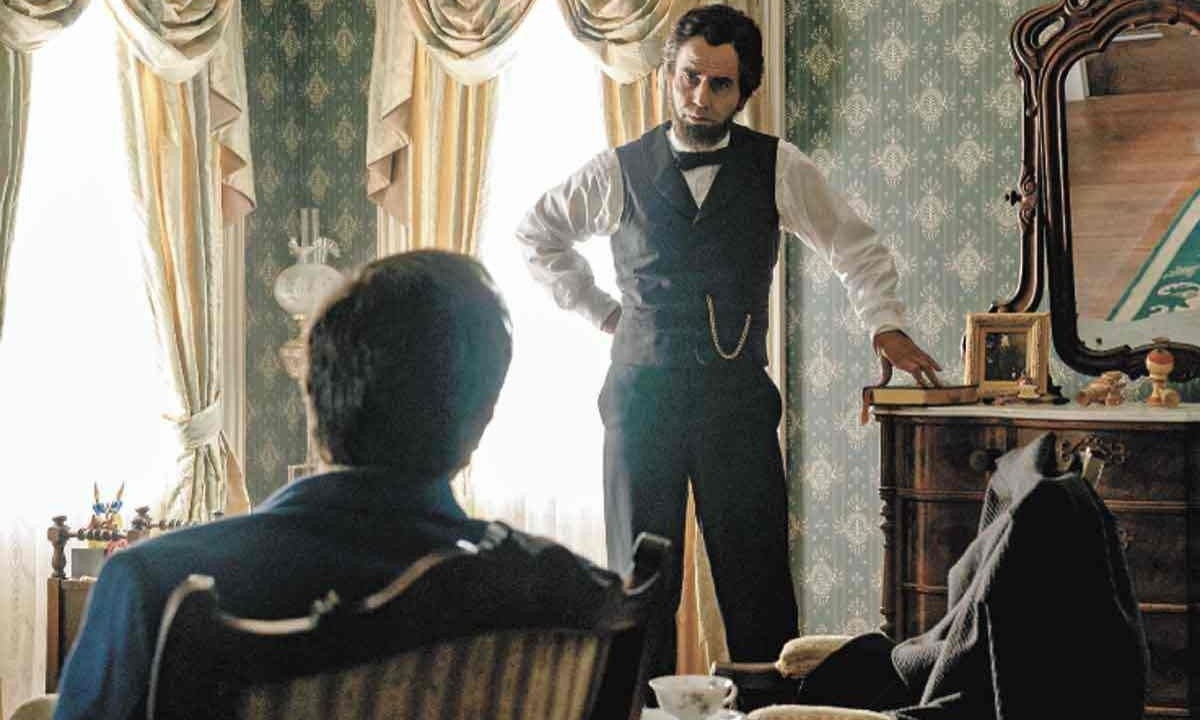 Hamish Linklater como Abraham Lincoln, presidente dos Estados Unidos assassinado 
enquanto assistia a uma peça de teatro -  (crédito: Apple/Divulgação)
