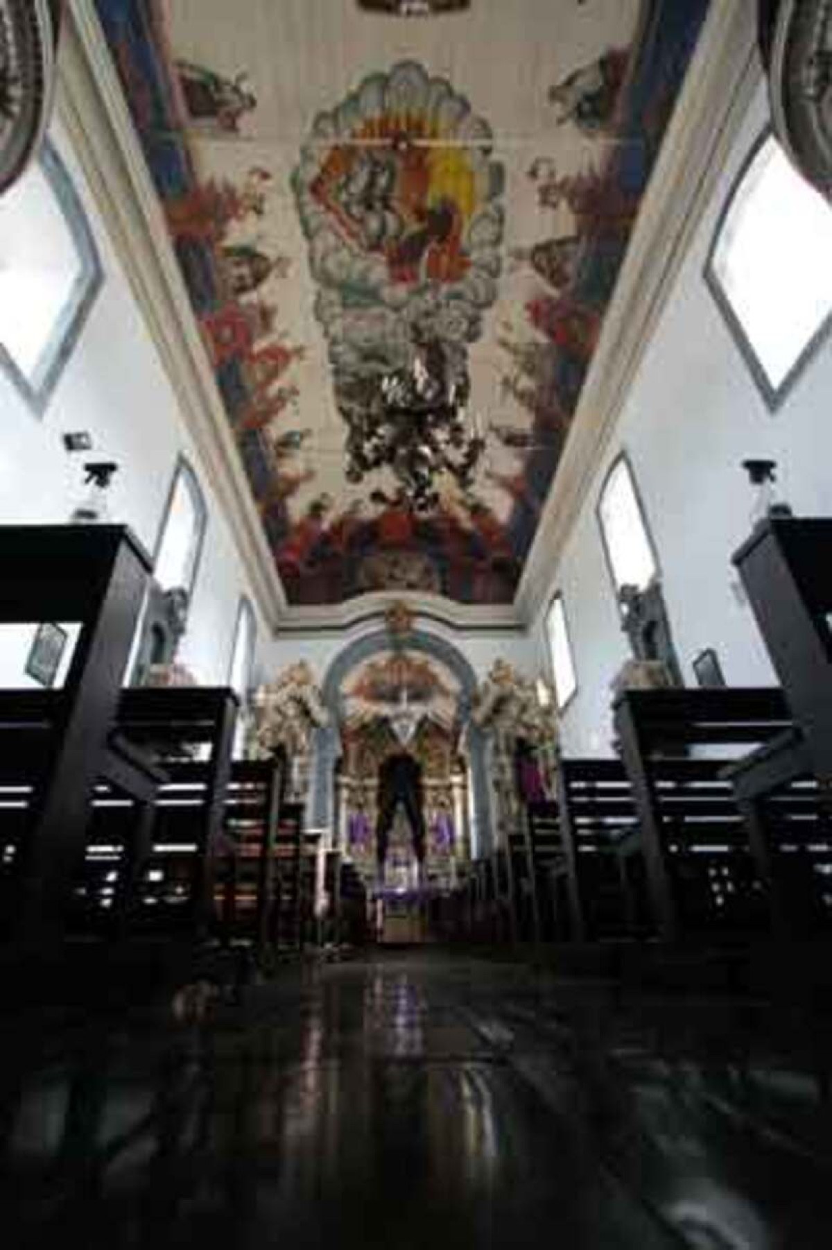 Semana Santa em Sabará expõe mistério de painéis achados sob piso de igreja