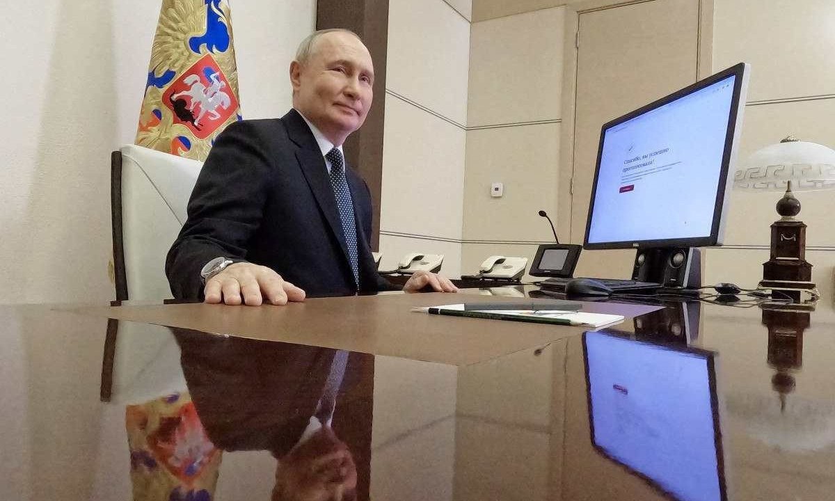 Nesta fotografia distribuída pela agência estatal russa Sputnik, o presidente russo, Vladimir Putin, vota online nas eleições presidenciais -  (crédito: Mikhail METZEL / POOL / AFP)