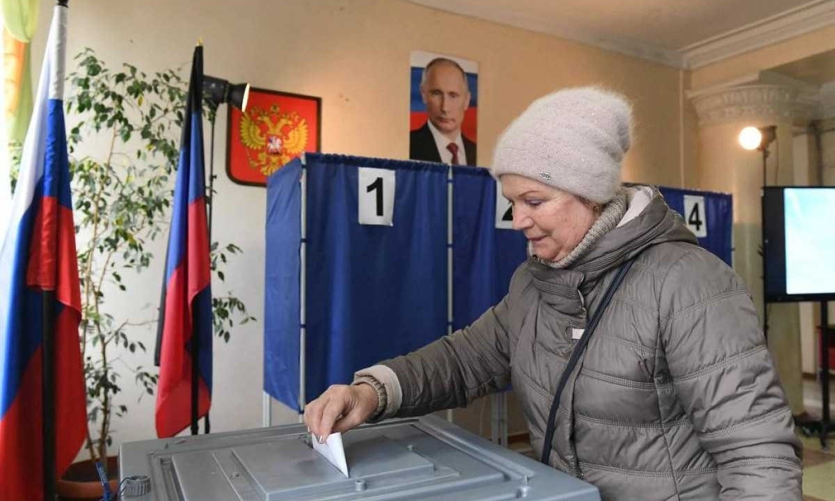 A eleição russa acabará, após três inéditos dias, às 21h locais -  (crédito: AFP)