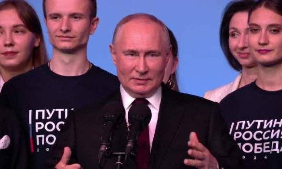 Putin aparece em discurso no qual anuncia ser vencedor das eleições presidenciais -  (crédito: Reuters)