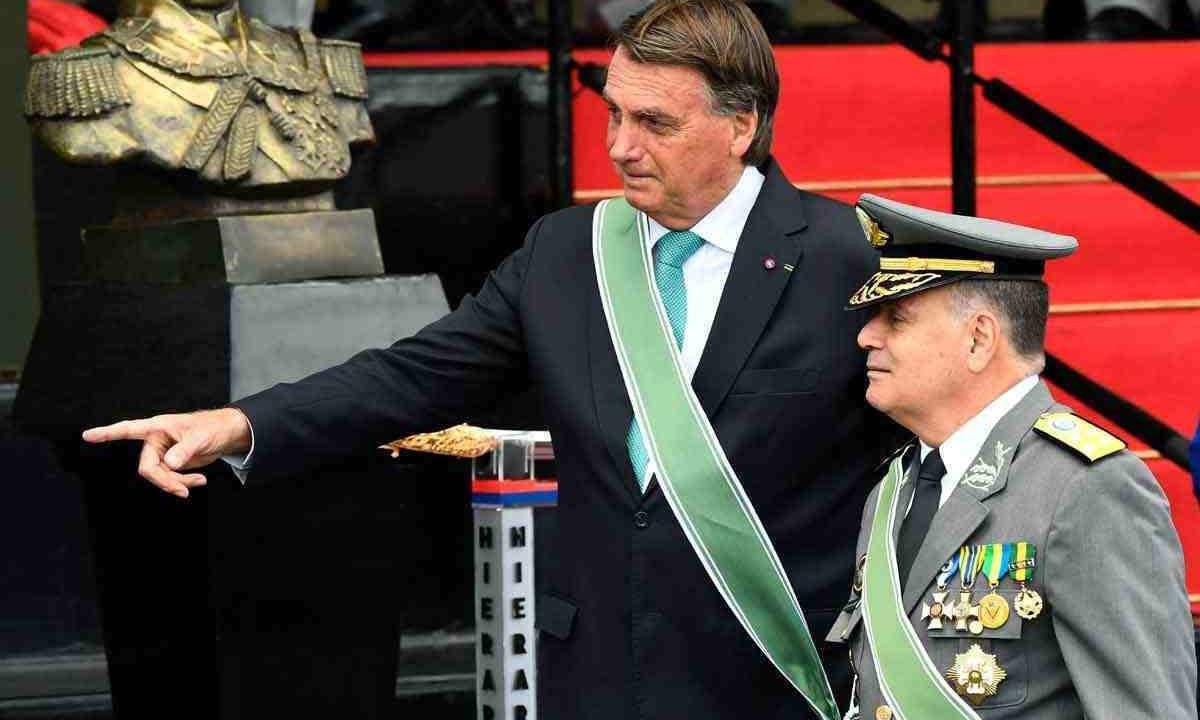 Jair Bolsonaro e o então comandante do Exército, general Freire Gomes, que barrou o golpe -  (crédito: EVARISTO SÁ/AFP)