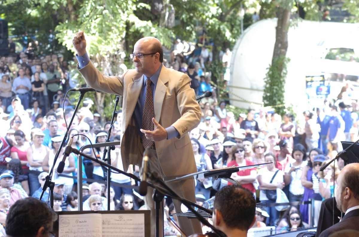 Roberto Tibiriçá rege a Sinfônica de Minas Gerais em 2010 