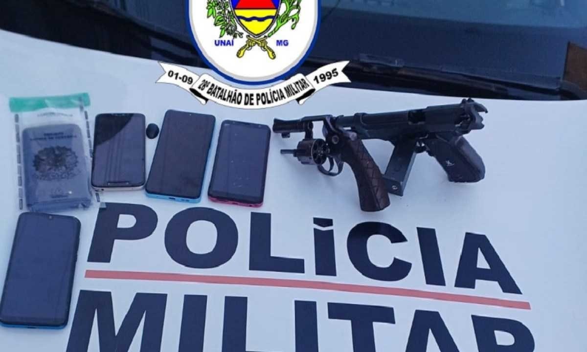Revólver usado no crime, uma réplica de arma e celulares apreendidos com suspeitos -  (crédito: PMMG)