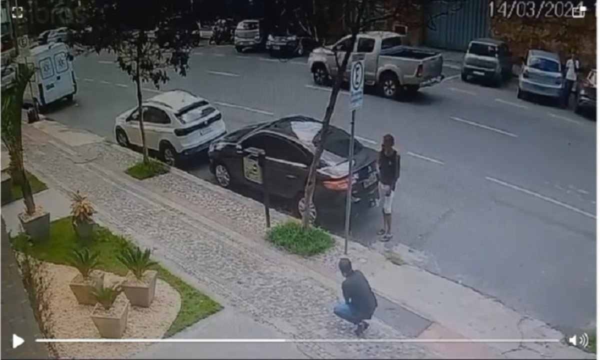 Os três ladrões se posicionam para o ataque e roubo do carro branco -  (crédito: Redes sociais)