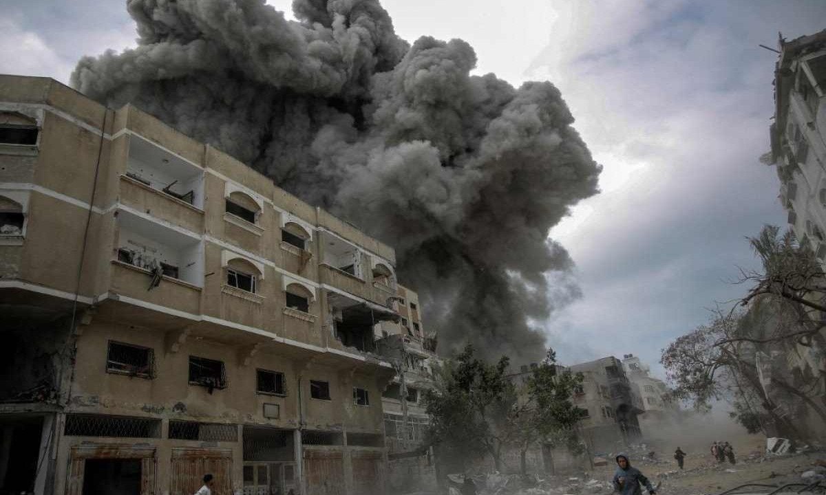  Pessoas fogem de área onde acontece bombardeio em Gaza -  (crédito:  AFP)