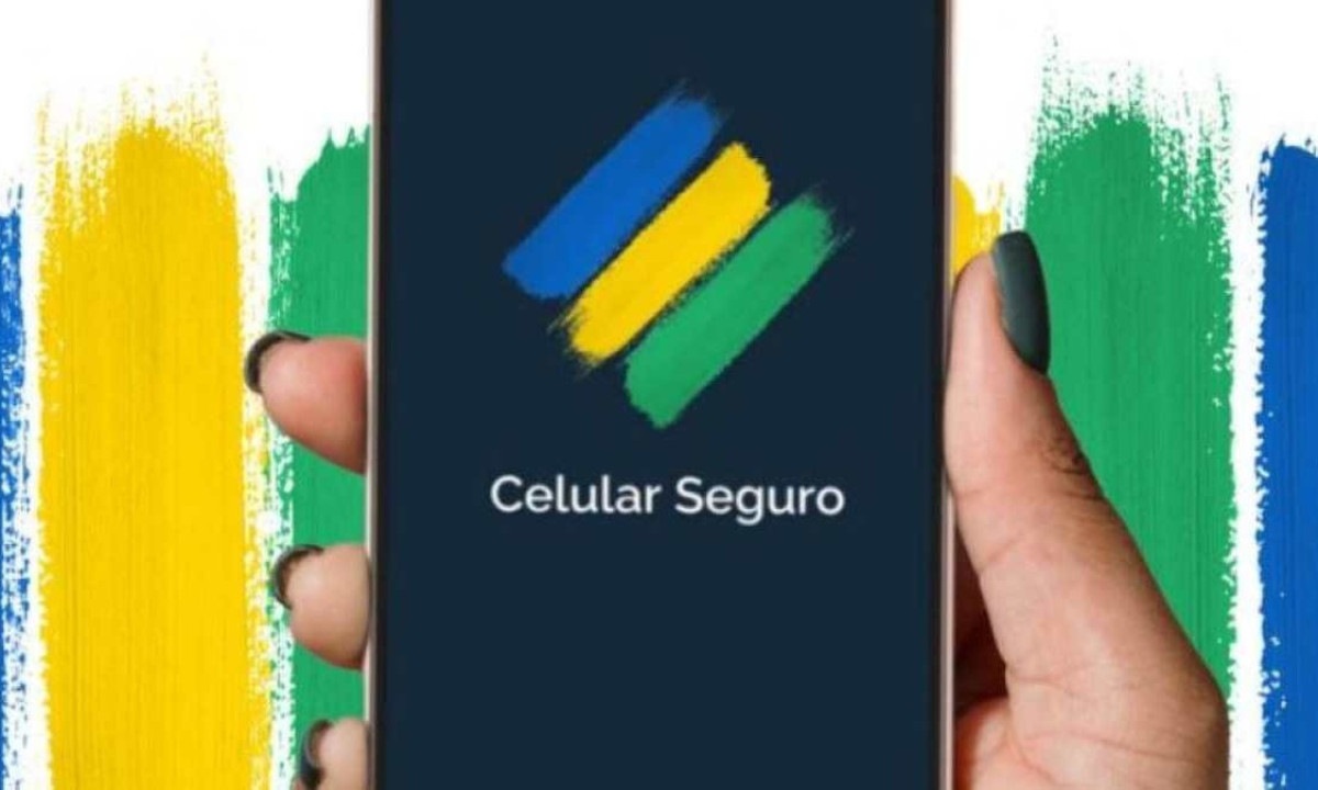 Mão segura celular com tela exibindo o Celular Seguro -  (crédito: gov.br/divulgação)