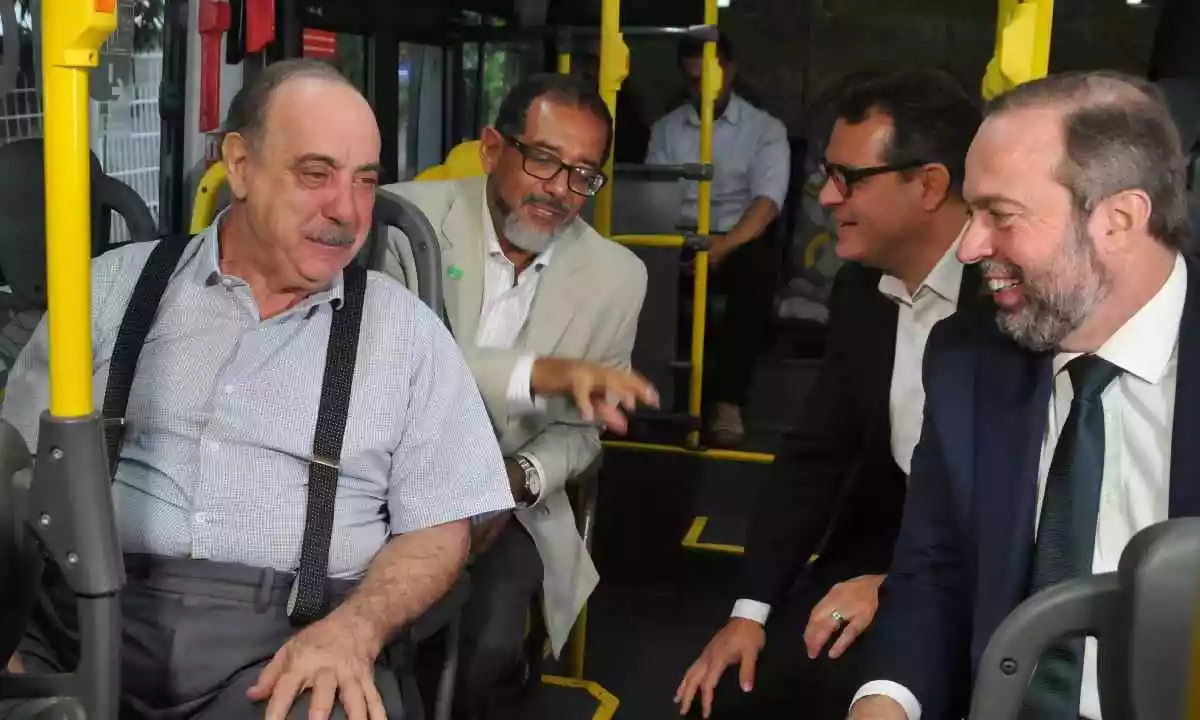 Prefeito de BH, Fuad Noman, e ministro Alexandre Silveira andam em ônibus elétrico -  (crédito: Ramon Lisboa/EM/D.A Press)