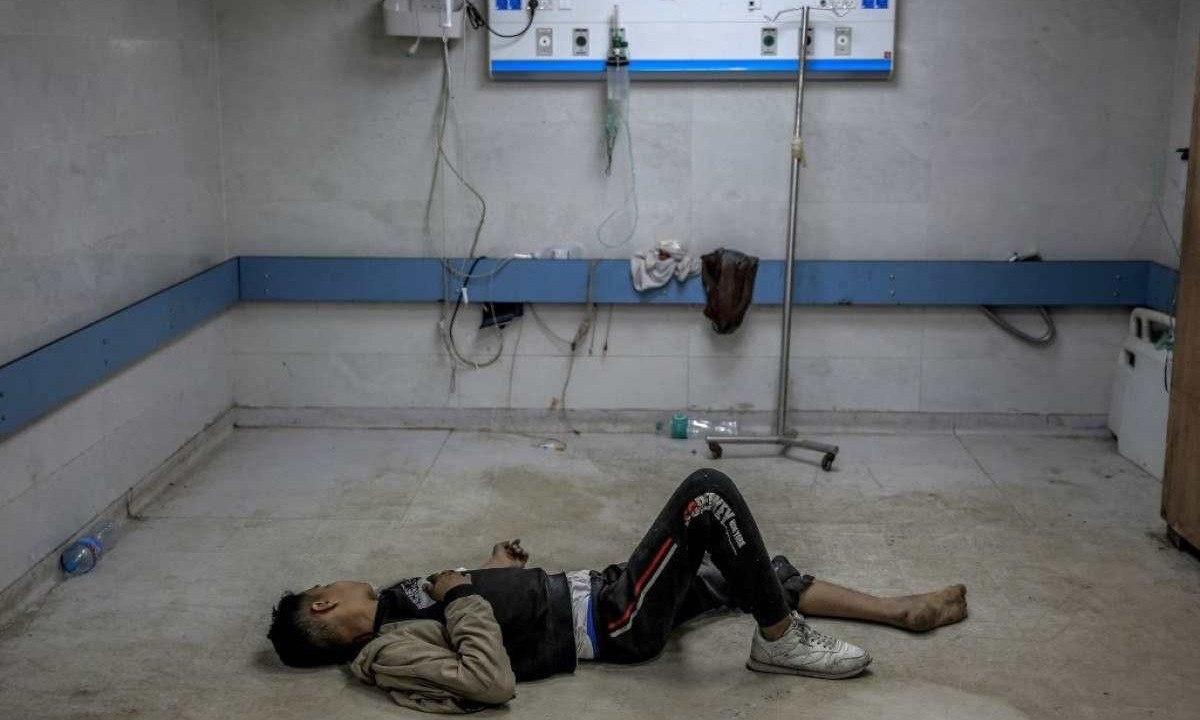  Palestino supostamente ferido em bombardeio deitado em sala do hospital Ah Shifa, em Gaza -  (crédito:  AFP)