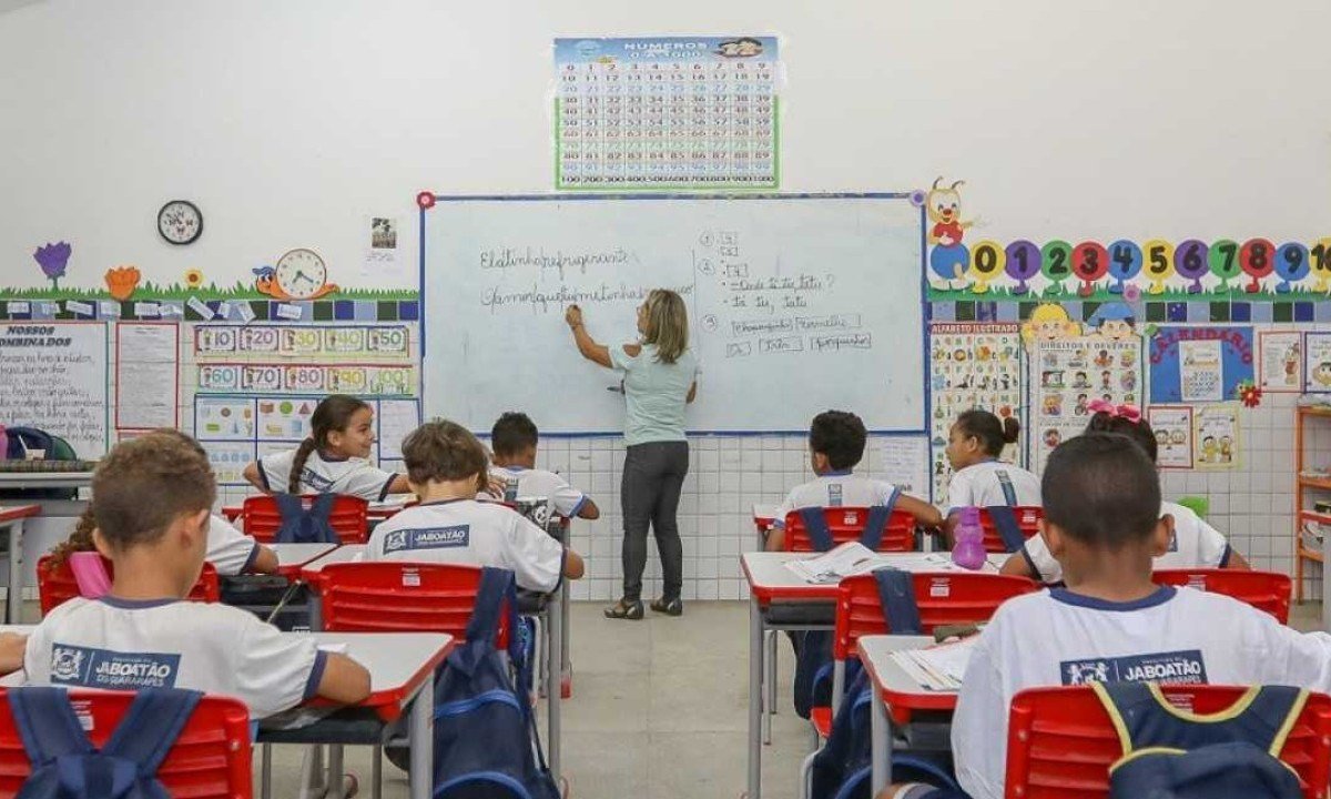 Professora escreve no quadro em sala de aula     -  (crédito:  Matheus Britto/Prefeitura Munici)