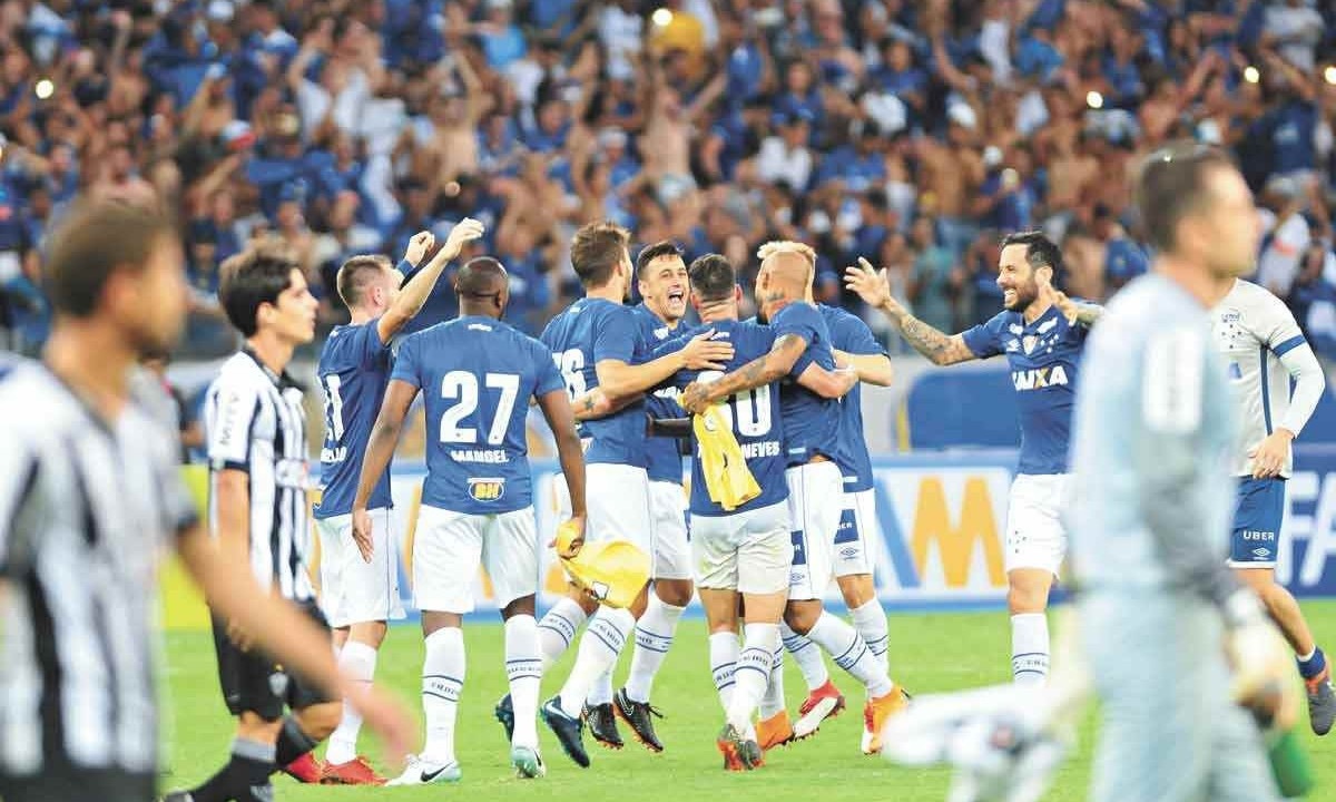  Jogadores do Cruzeiro comemoram a vitória por 2 a 0 sobre o Atlético, no Independência, que valeu o título mineiro de 2018 -  (crédito: GLADYSTON RODRIGUES/EM/D.A PRESS – 8/4/2018)