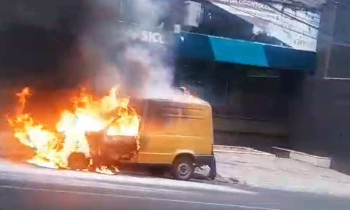 Incêndio aconteceu nesta segunda-feira (18/3), no Bairro Lourdes, Região Centro-Sul de BH -  (crédito: Reprodução)