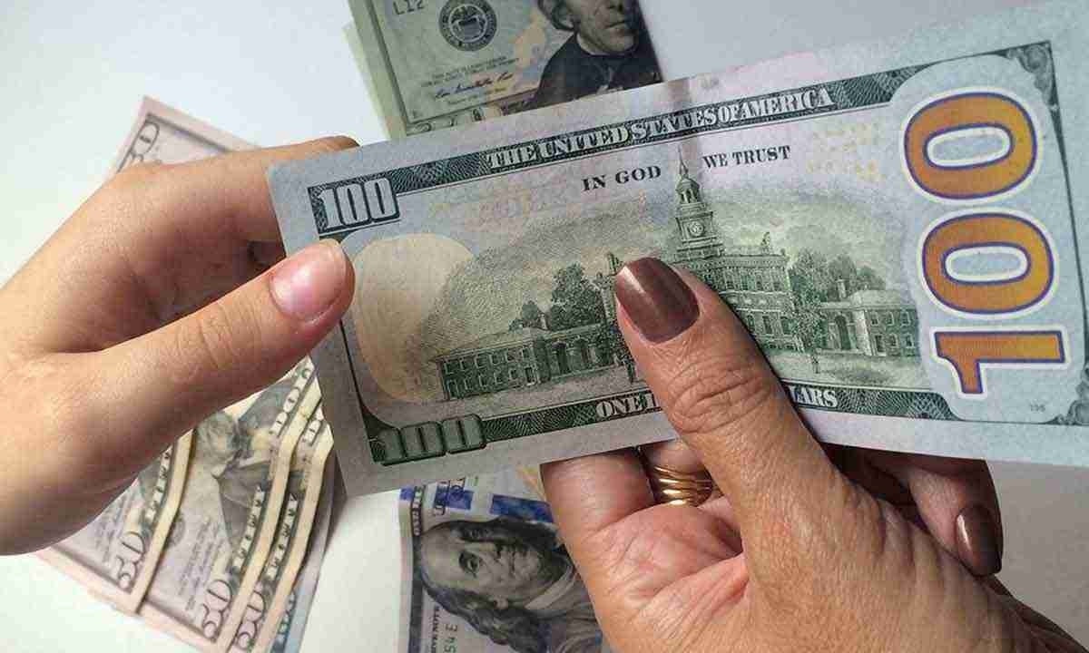 O dólar comercial voltou a ultrapassar a marca dos R$ 5 -  (crédito: GRAZIELA REIS/EM/D.A.PRESS)