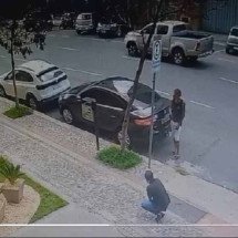 Ladrões atacam em bando para roubar carro no  Santa Efigênia - Redes sociais