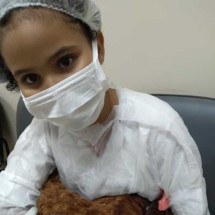 Criança internada em BH recebe visita de galinha de estimação - Divulgação