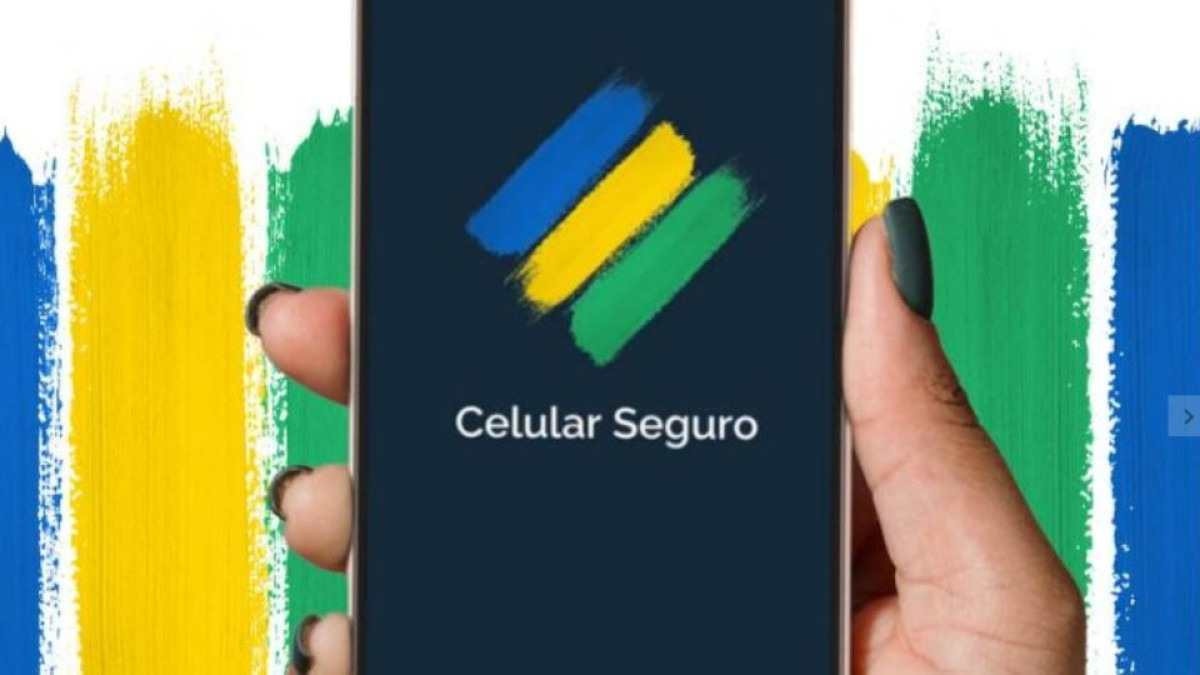 Mão segura celular com tela exibindo o Celular Seguro -  (crédito: gov.br/divulgação)