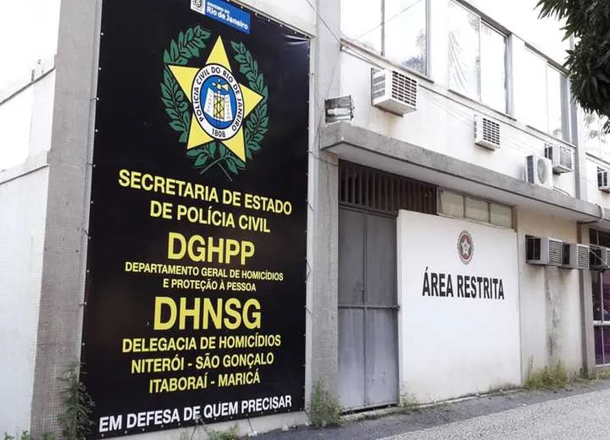 Polícia Civil do Rio de Janeiro investiga assassinato de casal e bebê dentro de carro -  (crédito: Polícia Civil do Rio de Janeiro/Divulgação)