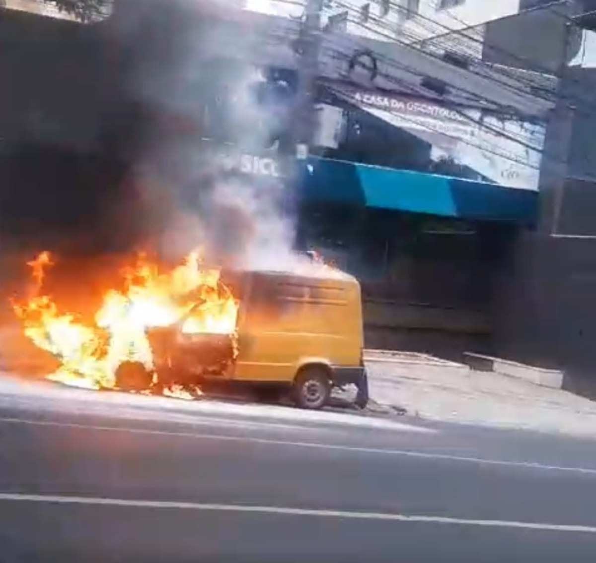 Automóvel pega fogo na Avenida do Contorno, em Belo Horizonte