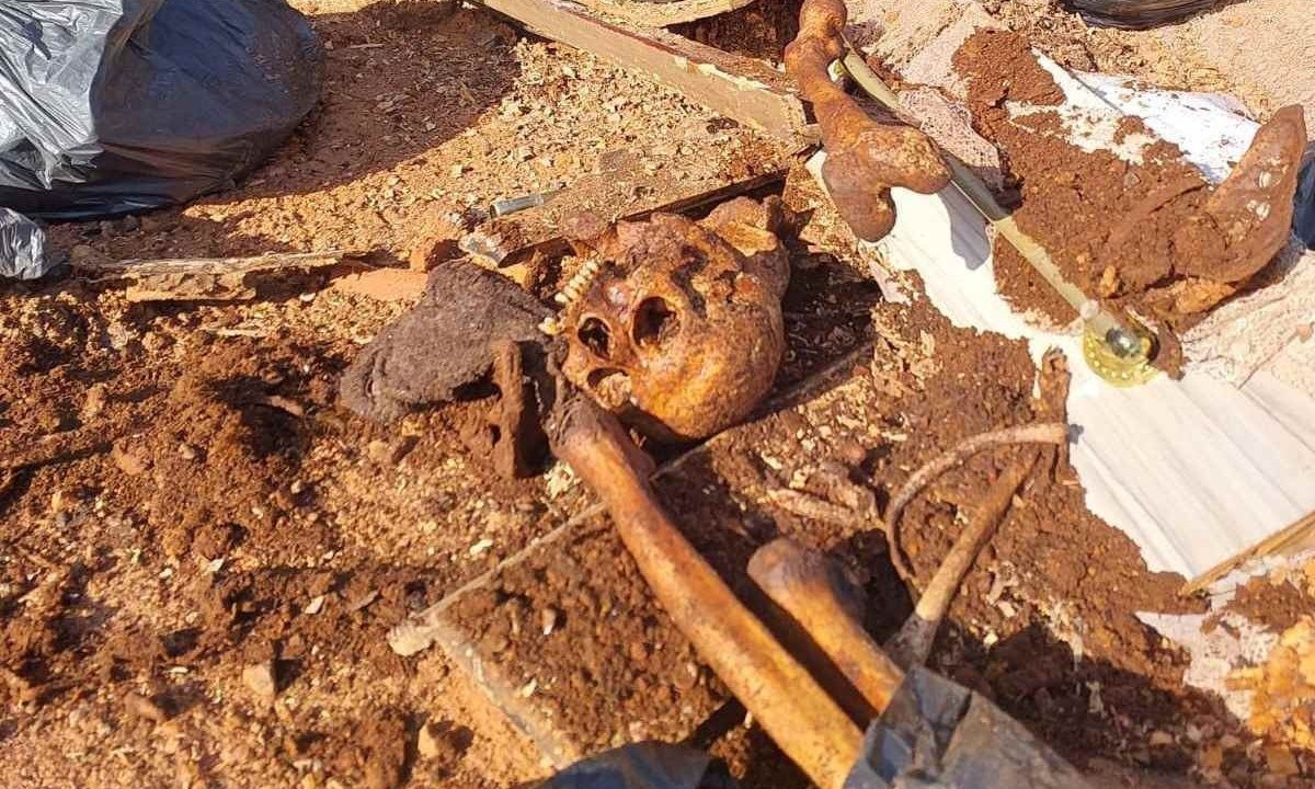 Suposta ossada encontrada no lixão teria sido retirada do Cemitério Municipal  -  (crédito: Redes sociais/Reprodução)
