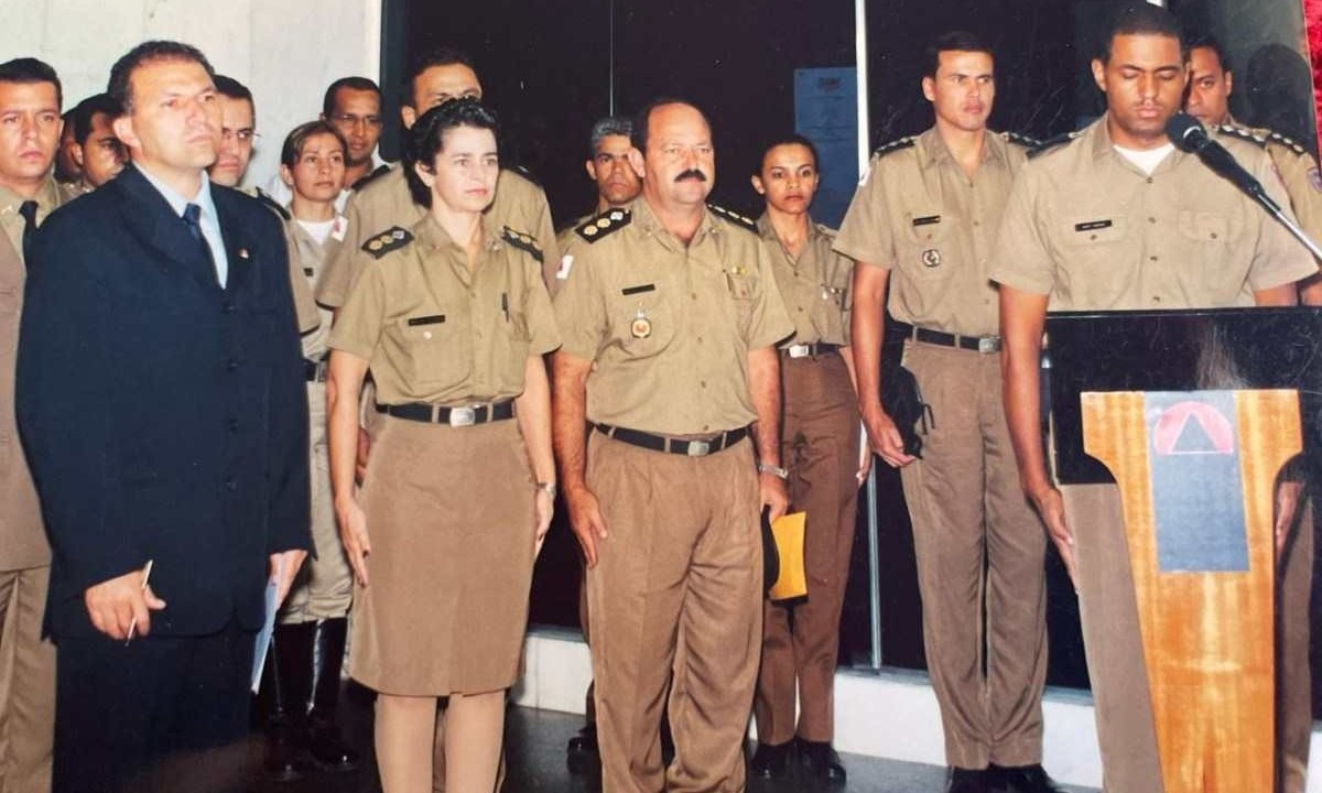 Coronel da primeira turma feminina da PMMG, Luciene Albuquerque, em cerimônia da PM -  (crédito: Arquivo pessoal)