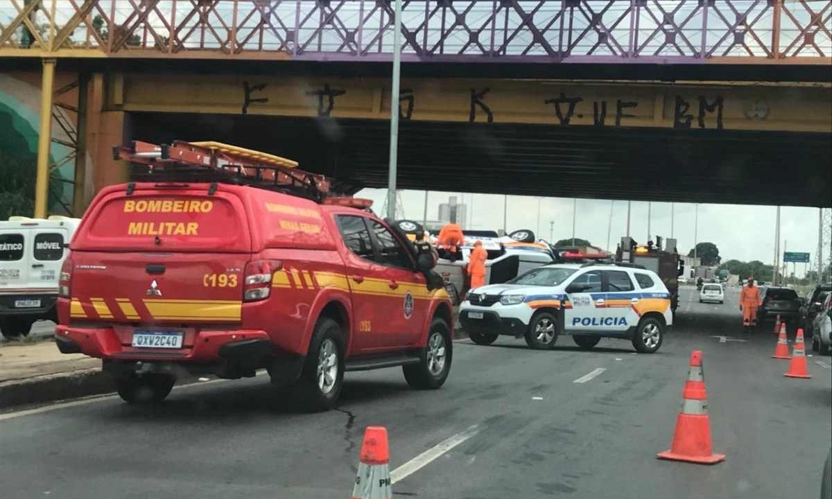 O acidente travou o trânsito da pista no sentido Belo Horizonte. O Corpo de Bombeiros atua no local.  -  (crédito: Edésio Ferreira / EM / DA Press)