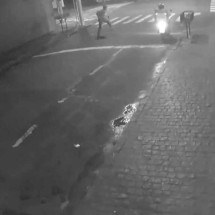 Vídeo: homem ameaça ex-mulher, leva filho e depois ataca veículo com machado - Reprodução/ Redes sociais