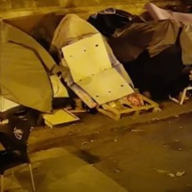 Brasileiros dormem na rua em Portugal e montam tendas como abrigo - Reprodução de Vídeo DW