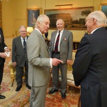 Rei Charles é visto deixando Castelo de Windsor após fake news sobre saúde - Jonathan Brady / POOL / AFP