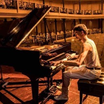 O metaleiro Bruno Hrabovsky traz seu piano roqueiro a BH - André Arantos/divulgação