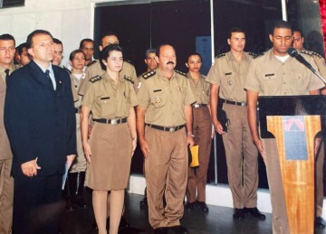 Coronel da primeira turma feminina da PMMG, Luciene Albuquerque, em cerimônia da PM -  (crédito: Arquivo pessoal)