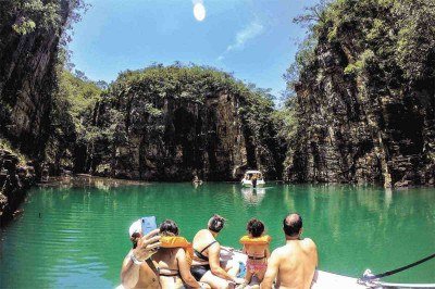 Lago de Furnas, um local perfeito para nadar, fazer passeios de lancha, caiaque, barco e desfrutar as belas cachoeiras em Capitólio -  (crédito: Leandro Couri/EM/D.A Press)
