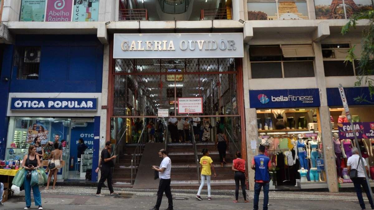 A Galeria Ouvidor, inicialmente, era aberta dia e noite, interligando as ruas São Paulo e Curitiba