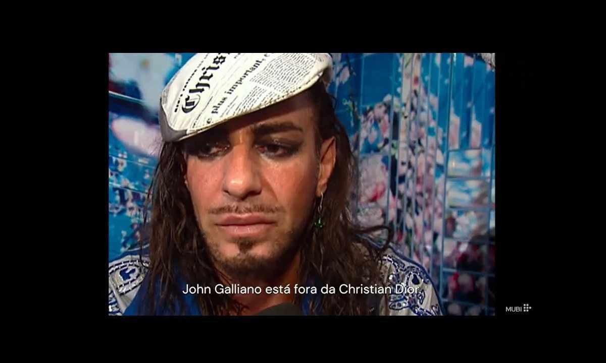 John Galliano, em cena do documentário sobre a vida do estilista -  (crédito: Reprodução/Youtube)