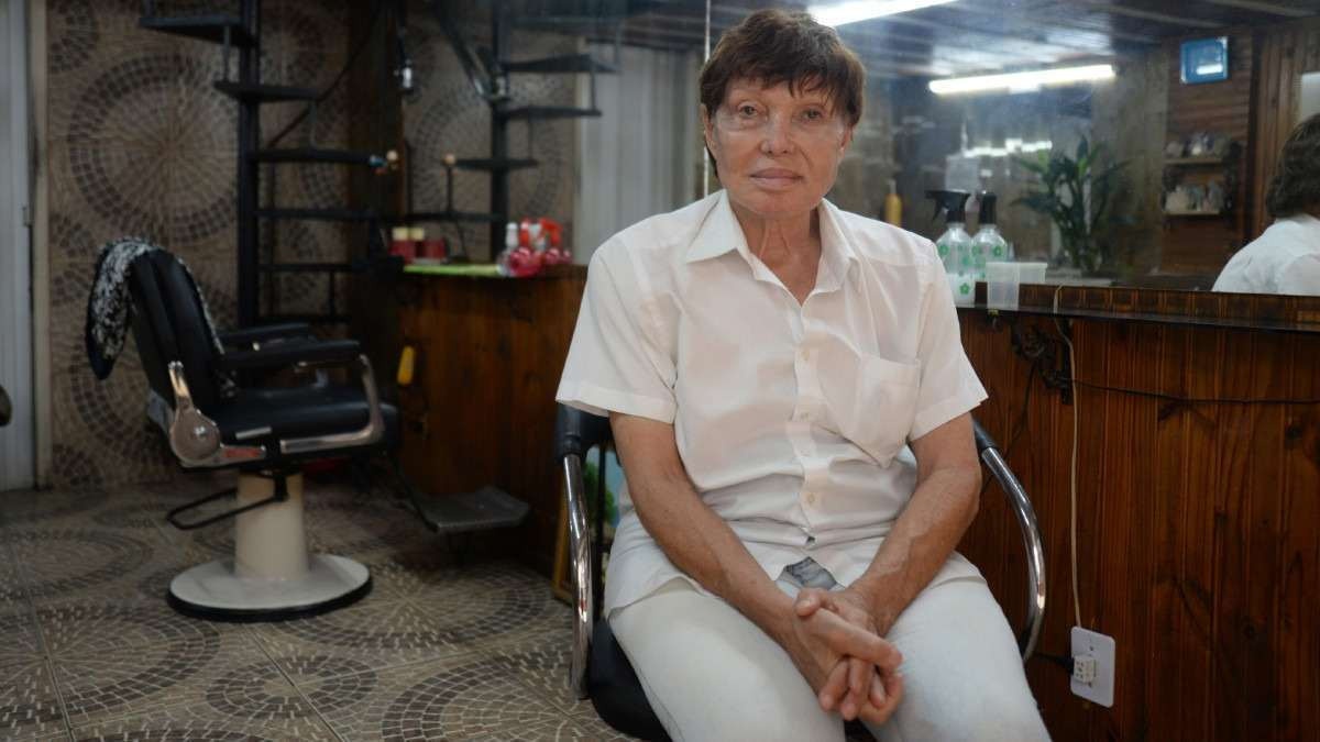 O cabelereiro Nero Almeida está na mesma loja da Ouvidor há 58 anos