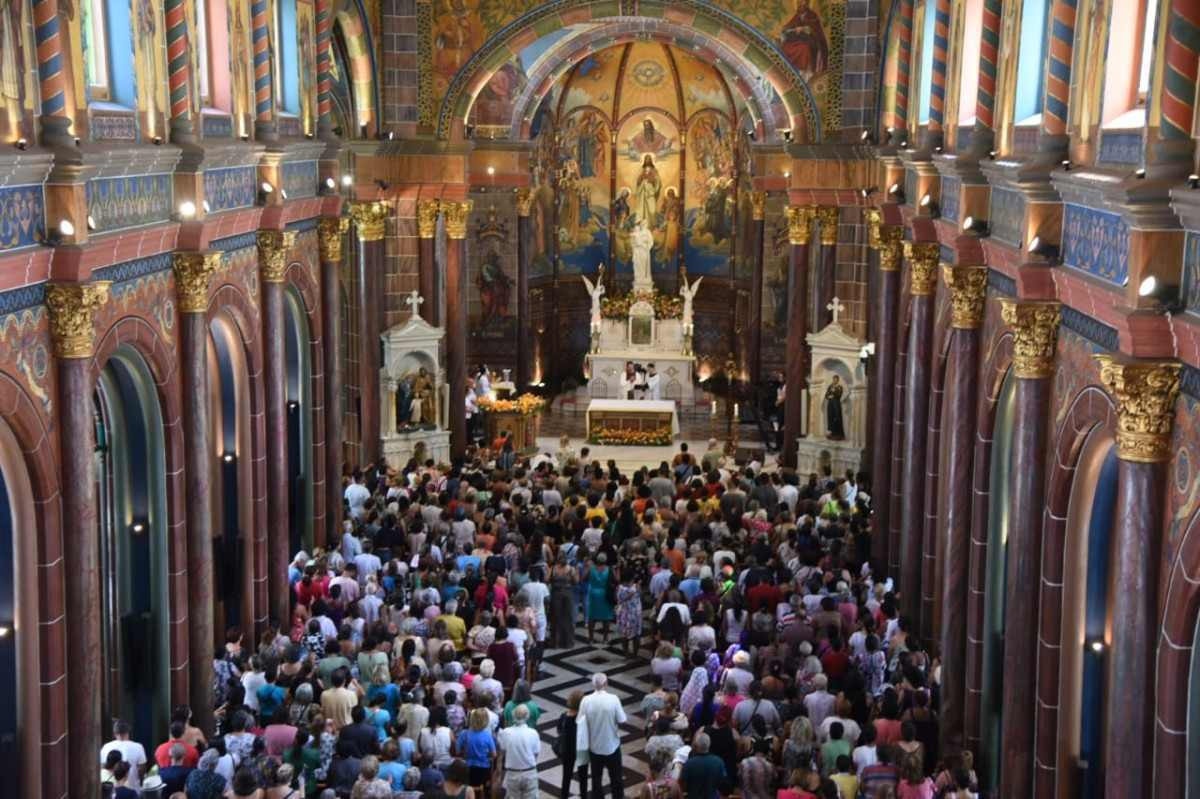 No dia do patrono da Igreja, católicos fazem orações contra guerra e dengue