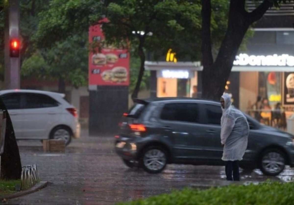 Regiões de BH registram chuva extremamente forte nesta terça-feira (19/3)