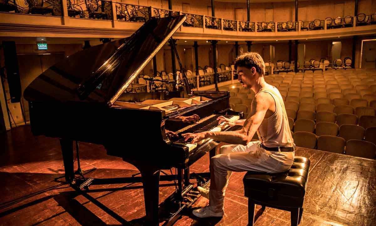 O metaleiro Bruno Hrabovsky traz seu piano roqueiro a BH
